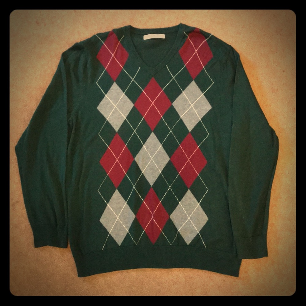 Men’s v-neck red, white & green argyle sweater